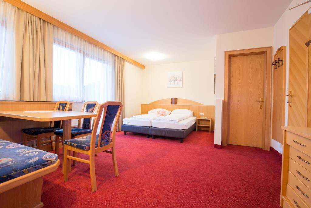 Hotel Amadeus Micheluzzi แซร์เฟาส์ ภายนอก รูปภาพ